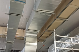  <div class="bildtext">In einem Bauvorhaben in Kulmbach wurde das System Future Therm waagrecht bereits installiert, nachdem die allgemeine Bauartgenehmigung erteilt war. Die Verbindungsleitung verläuft an der Decke und war mit einem 90-Grad-Bogen zu verlegen.</div> 