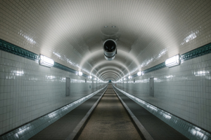  <div class="bildtext">Der Hamburger St.-Pauli-Elbtunnel verbindet seit 1911 die Landungsbrücken (St. Pauli) mit Steinwerder. Er wurde im Zuge einer Grundsanierung mit einer Entrauchungssteuerung vom Typ Rigento S3 von Hosch ausgerüstet.</div> 