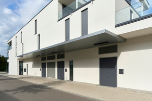  <div class="bildtext">Außentüren zu den Gewerbeeinheiten. Die robusten Stahlelemente passen sich optisch in das Gesamtbild des Komplexes ein und sie schützen mit der Sicherheitsklasse RC3 vor Einbrüchen.</div> 