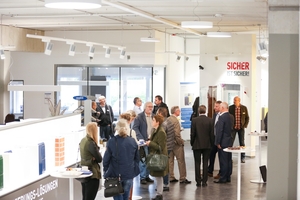  Das Ausbildungszentrum mit integriertem Showroom und angrenzendem Test- und Technologiezentrum am Standort Dortmund erfreut sich großer Beliebtheit. Besucher können hier das Produkt- und Dienstleistungsangebot der Novoferm Gruppe auf über 1.000 m² kennenlernen.  