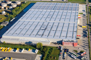  Das Logistikzentrum in Speyer: Der Reifenspezialist hat seine Brandgas-Dachventilatorenmit der Helios-Lager-Zustandsdiagnostik (LZD) ausgestattet, um die Sicherheit und Betriebskontinuität nachhaltig gewährleisten zu können. 