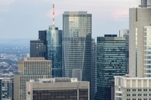 <div class="bildtext">Das Gebäudeensemble öffnet sich nach allen Seiten hin zur Stadt. Die Komplexität in Verbindung mit seiner offen gestalteten Architektur stellte an den Brandschutz höchste Anforderungen.</div> 
