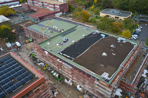  Zug um Zug erfolgten die Arbeiten für das extensive Gründach der Sporthalle.  