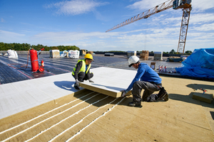  Mit einer 4 mm dicken, glasfaserverstärkten Zementbeschichtung eignet sich die ROCKWOOL Dachdämmplatte Solarrock ideal für höher belastete Flachdächer. 