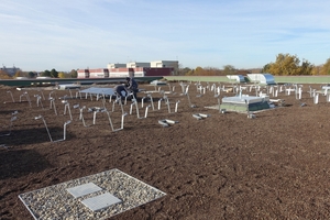  Die PV-Module auf dem Sporthallendach des Schulzentrums sind durch Ballastierungen auf ihren Stützrahmen gesichert. Eine übliche Maßnahme, die allerdings das Gesamtgewicht sowie die dynamische Belastung auf dem Dach erhöht.  