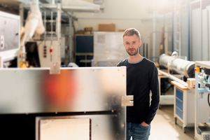  Patrick Obermark forscht mit der Rauchdichtemesskammer an adaptiver Lichttechnik für Not- und Sicherheitsbeleuchtung.  