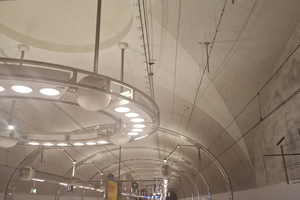 Station Marktplatz: Die dünnen Edelstahlrohre, die teilweise unter der Stationsdecke verlaufen, fallen kaum auf. 