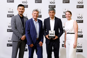  Ranga Yogeshwar übergibt Kingspan STG die Auszeichnung TOP 100 Innovator 2025. V. l.: Daniar Schaltabaev (Produkt Manager), Frank Wienböker (Geschäftsführung), Ranga Yogeshwar, Annik Erdmann (Leitung Marketing). 