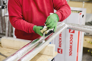  Warmgehende Leitungen wurden mit der „ROCKWOOL 800“-Rohrschale gedämmt. Sie wird einfach auf die Leitung gestülpt, die Überlappung der Kaschierung verklebt.  