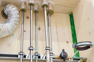  Durch die Abschottung mit „Conlit 150 U“ in einer 120 mm dicken CLT-Decke wird R 90 erreicht. Heizungsrohre, Frischwasser- und Abwasserleitungen sowie Lüftungsrohre sind vorgerüstet, das Strang-Modul ist bereit für die Endmontage auf der Baustelle. 