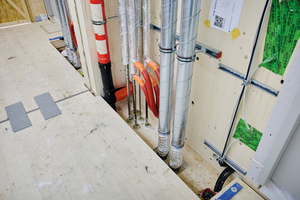  Auch im Erdgeschoss sowie zwischen den Modulen bei verbundenen Steigsträngen wurden die Abschottungen in den Holzdecken gemäß abP ausgeführt. Im Sockelgeschoss erfolgte der Verguss mit Beton. 