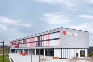  Mit dem Reinhold Würth-Innovationszentrum „CUR!O“ entstand in Künzelsau ein moderner Forschungs- und Entwicklungsstandort mit rund 15.500 m² Nutzfläche. Das Gebäudeensemble bietet Raum für Innovationen und wurde von Novoferm mit maßgeschneiderten Stahl- und Rohrrahmentüren ausgestattet. 